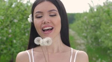 Yeşil meyve bahçesinde genç Asyalı kadının portresi