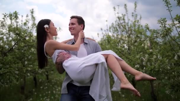 Couple attrayant en amour sortir ensemble dans le jardin de pommes — Video