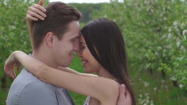 果樹園で恋に若いカップルのロマンチックなキス — ストック動画