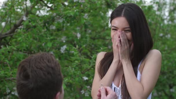 Ritratto di donna felice durante la proposta di matrimonio — Video Stock