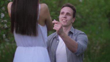 Evlilik teklifi yapan adamın portresi