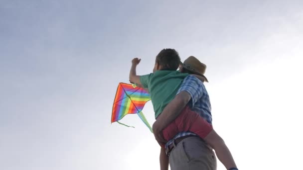 Morfar undervisning grandsonto flyga kite — Stockvideo