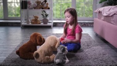 Kreşte oyuncak köpek yavruları ile oynayan sevimli çocuk