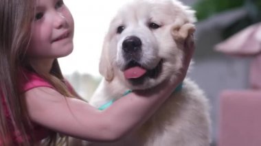 Köpek yavrusu ile sarılma tatlı küçük kız Portresi