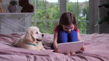 Kız kapalı evcil köpek ile komik karikatür izlerken