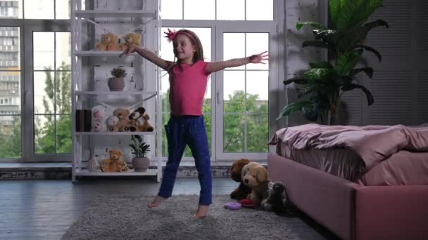 Bedårande liten flicka dansa på mattan i plantskola — Stockvideo