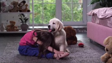 Sevimli kız köpek yavrusu ile sabah egzersizleri yapıyor