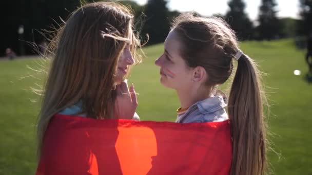 Lésbicas felizes desfrutando de proximidade envolto em bandeira — Vídeo de Stock