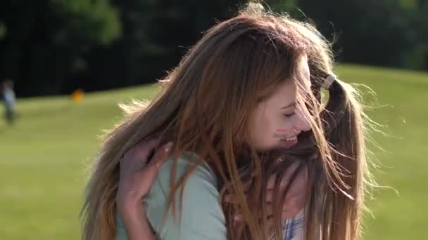 Portret z uśmiechniętymi lesbijkami przytulanie w parku — Wideo stockowe