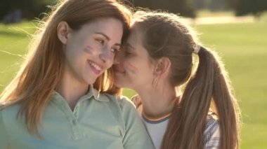 Mutlu lgbt çiftin dış mekana sarılma portresi