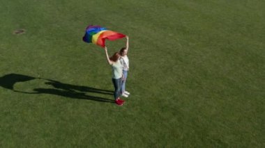 Gökkuşağı bayrağı tutan LGBT çiftinin havadan görünümü
