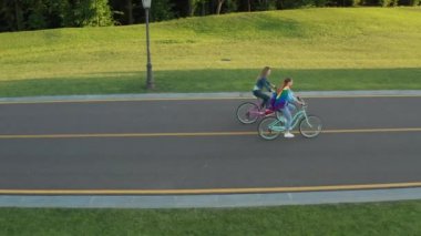 Açık havada bisiklet lezbiyen çift drone atış