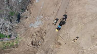 Atık bertarafı üzerinde çalışan makinelerin üst görünümü