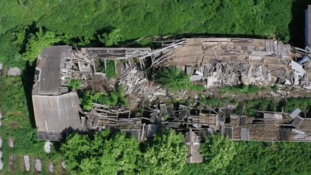 Κορυφαία πτήση κηφήνας πάνω από κατεστραμμένο αγρόκτημα — Αρχείο Βίντεο