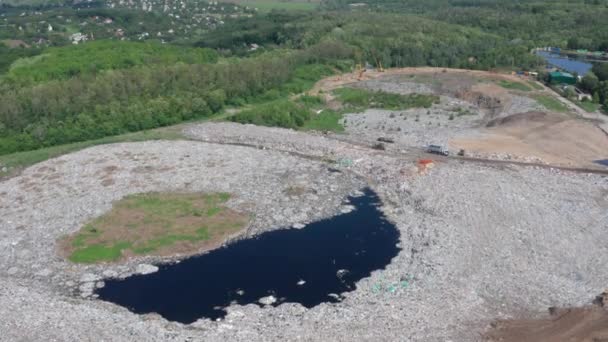 Vista aerea del lago tossico nella discarica rurale — Video Stock