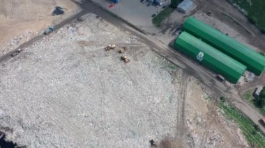 İş sırasında atık depolama makinelerinin drone görünümü