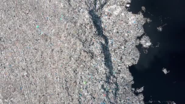 Vista aérea do lixo e do lago no depósito de lixo — Vídeo de Stock