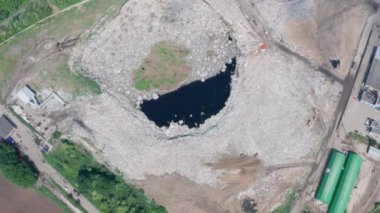 Çöplük ortasında zehirli gölün Drone görünümü