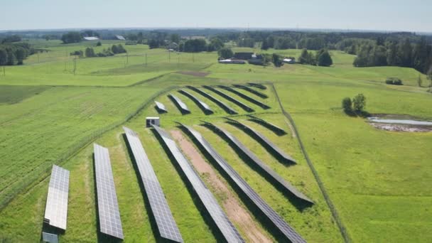 Полет дрона над солнечными батареями в сельской местности — стоковое видео