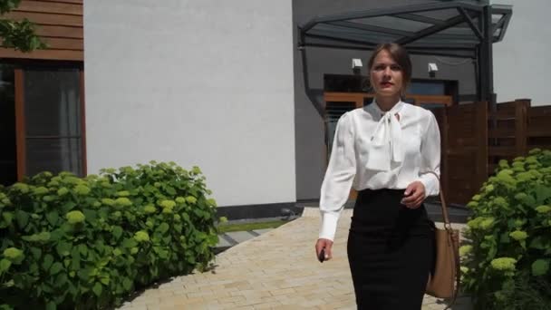 Businesslady gonna rijden naar het werk van huis — Stockvideo