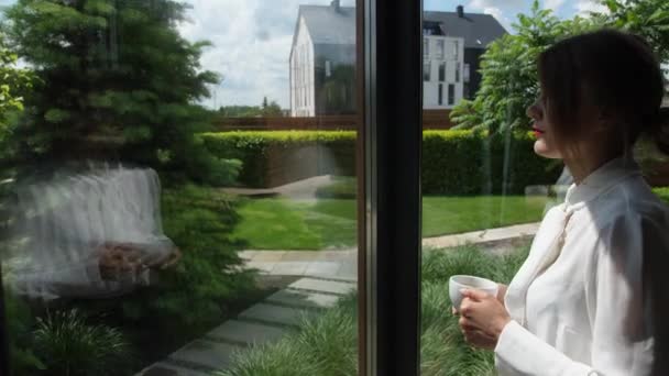 Mujer tomando café disfrutando de la vista desde la ventana — Vídeos de Stock