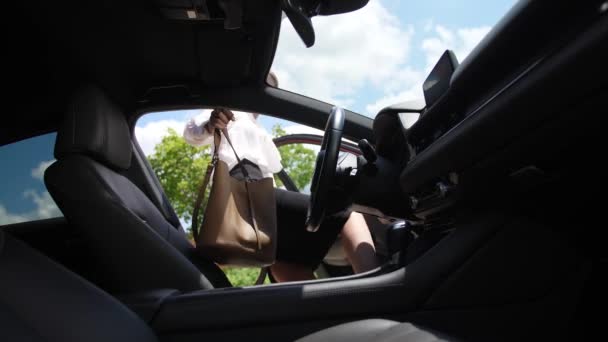 Žena se dostává do auta a nosí bezpečnostní pásy — Stock video