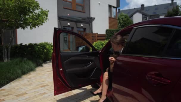 Mujer saliendo del coche y yendo a casa — Vídeos de Stock