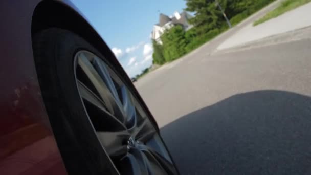 Bilkörning på väg genom stugstaden — Stockvideo