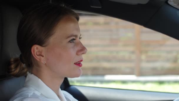 Retrato de mujer hablando en altavoz en coche — Vídeo de stock