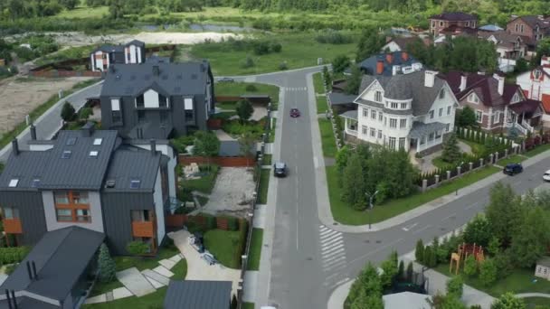 Drone vista de coche a caballo en la carretera de la ciudad casa de campo — Vídeos de Stock
