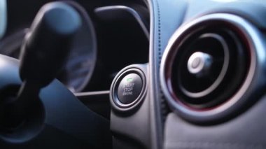Kadın parmak başlangıç araba motoru düğmeye basarak