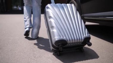 Arabadan yürüyen bavul taşıyan kadının bacakları