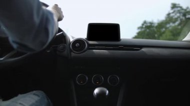 Ağaçlar arasında yolda modern araba sürme Kadın