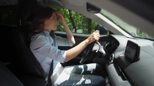 Mujer bonita conduciendo coche moderno a lo largo de carretera rural — Vídeos de Stock