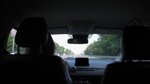 Banliyö yolunda kendine güvenen kadın sürüş — Stok video