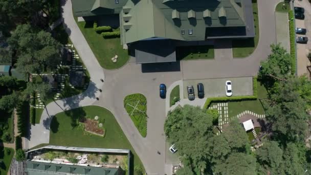 Полет дрона над современным гостиничным комплексом — стоковое видео