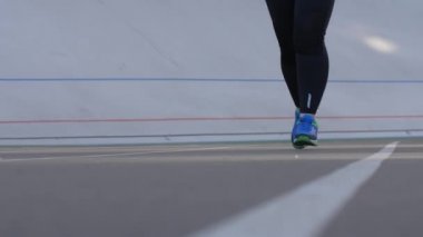Spor stadyumunda koşan kilolu kadının bacakları