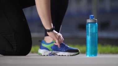 Ayakkabı bağcıkları bağlama sırasında şişman kadın jogger Sneaker