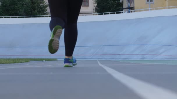 Плюс розмір спортивних жіночих пробіжок на міському стадіоні — стокове відео