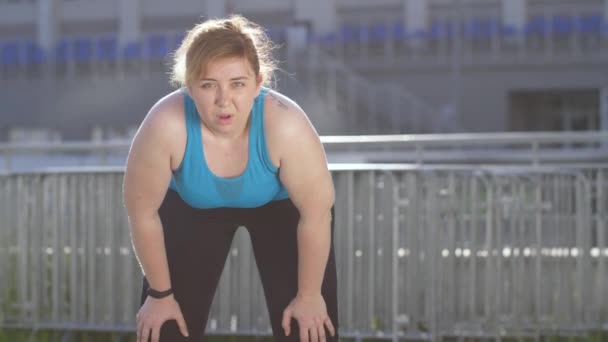 Porträt einer übergewichtigen Läuferin in der Pause — Stockvideo