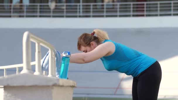 Cansado mulher gorda corredor tomar fôlego enquanto corre — Vídeo de Stock