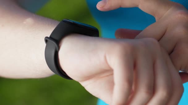 Handen van dikke vrouw runnner met fitness armband — Stockvideo