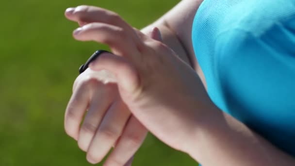Mujer que adelgaza jogger usando pulsera de fitness — Vídeos de Stock