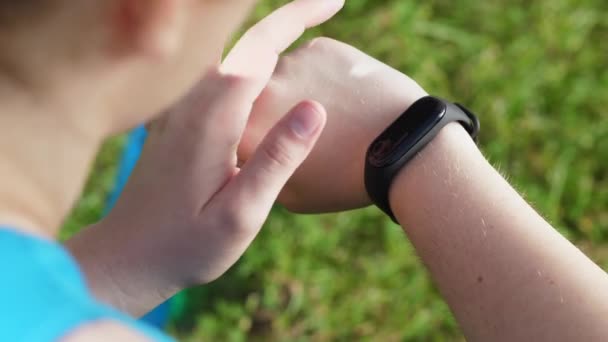 Mano de corredor mujer gorda con pulsera de fitness — Vídeo de stock