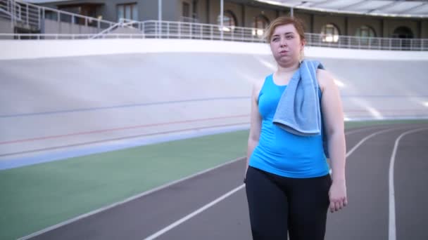 Müde übergewichtige Frau geht nach dem Training — Stockvideo