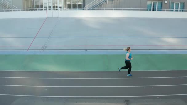 Drone disparo de corredor con sobrepeso durante el entrenamiento — Vídeos de Stock