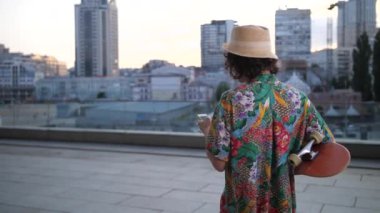 Kıvırcık adam telefonda kaydırma kurulu ile yürüyüş