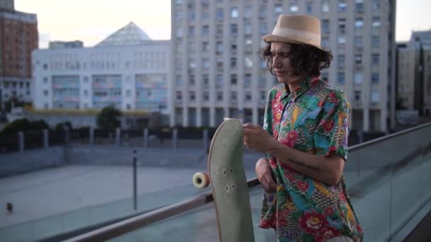 Skater leende medan nätverk på telefon utomhus — Stockvideo