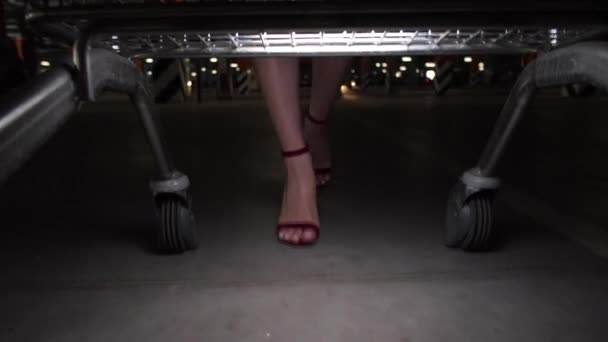 Füße von Frau, die mit Einkaufswagen läuft — Stockvideo