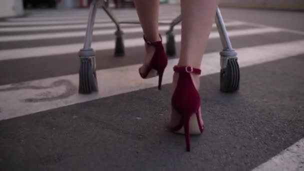 Frauenfüße laufen mit Einkaufswagen zum Parkplatz — Stockvideo